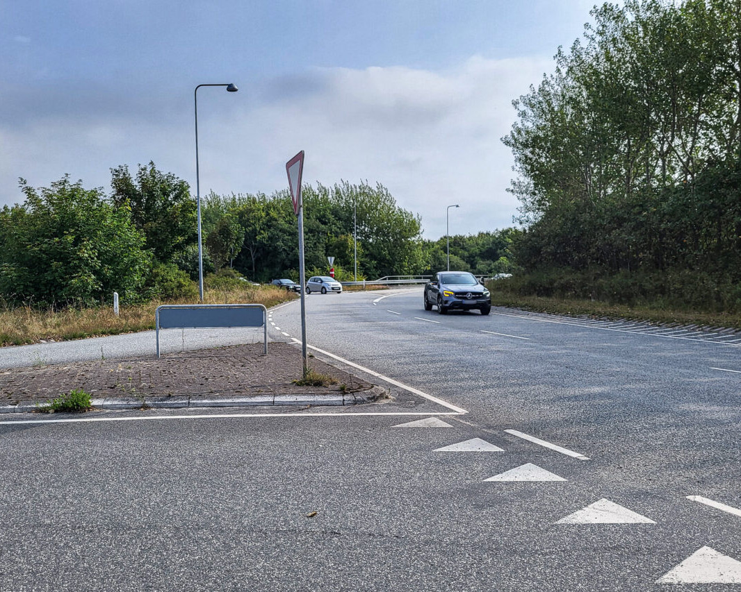 Den direkte forbindelse mellem frakørselsrampen og Kjersing Ringvej skal afhjælpe trængslen i rundkørslen. Foto: Vejdirektoratet