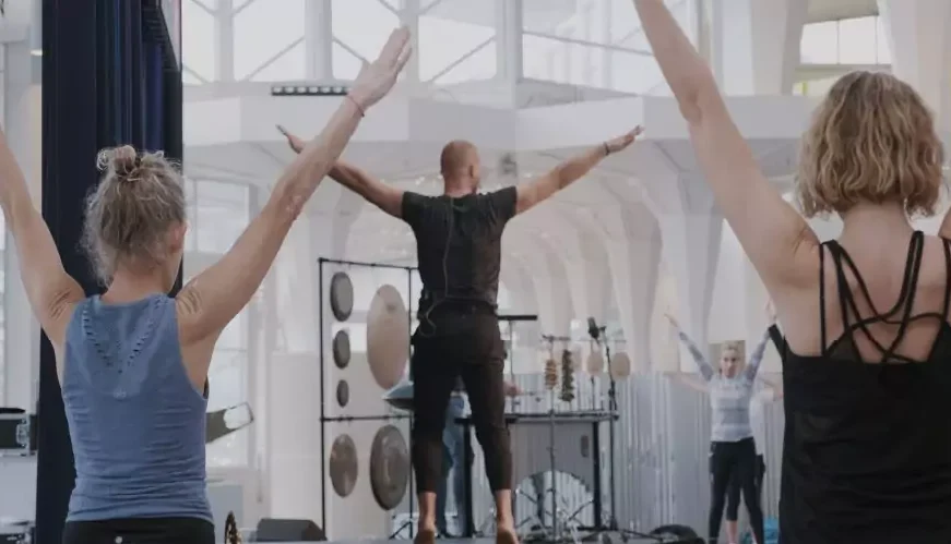 Kom til yoga i Musikhusets hovedfoyer