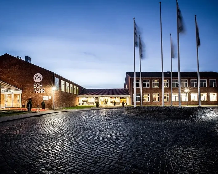 Esbjerg Park - tidligere ECH Park - og endnu tidligere Esbjerg Højskole. PR-foto.