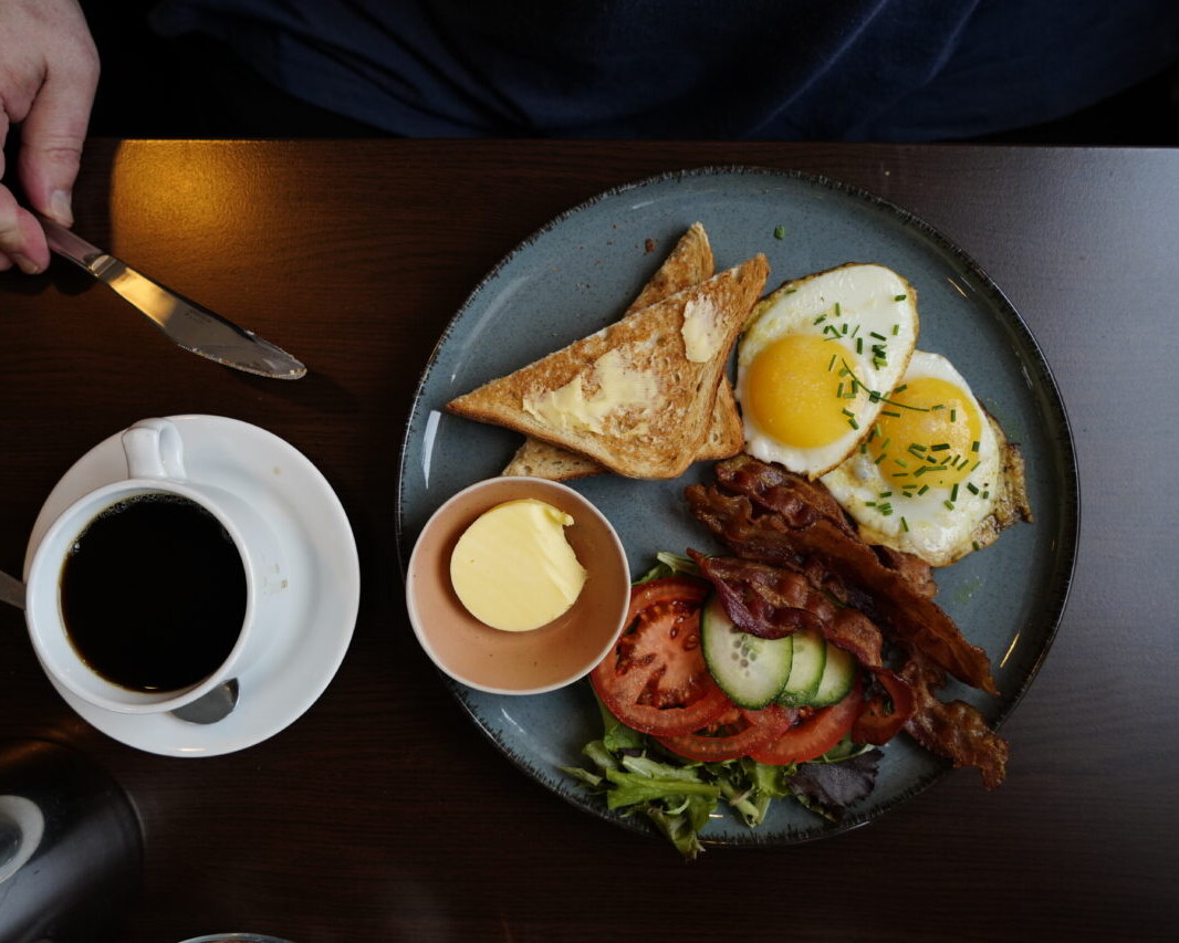 Spejlæg med gris og kaffe en masse. Foto: Fjodor Pedersen.
