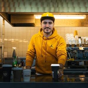 José er ny barista i Sædding-Centret. Foto: Fjodor Pedersen.