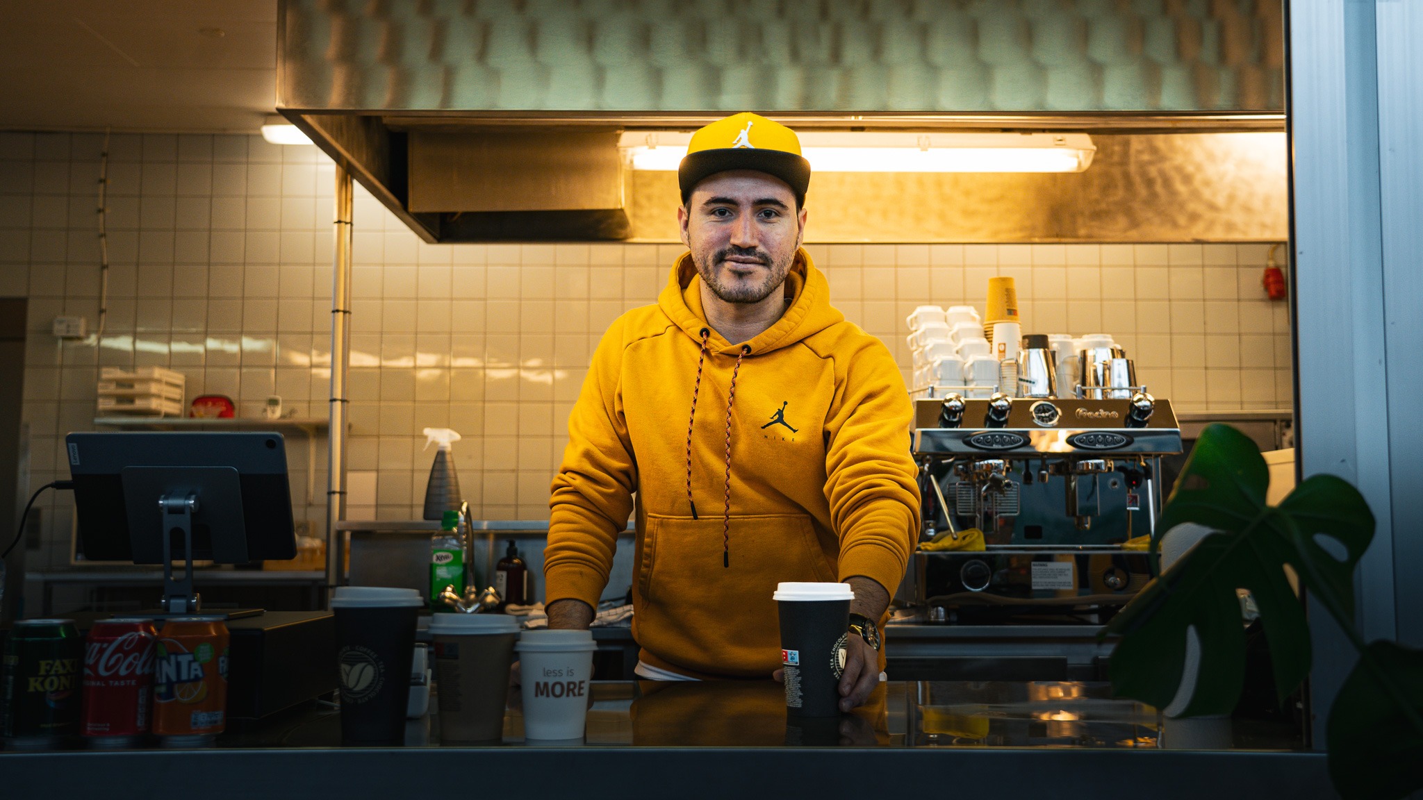 José er ny barista i Sædding-Centret. Foto: Fjodor Pedersen.