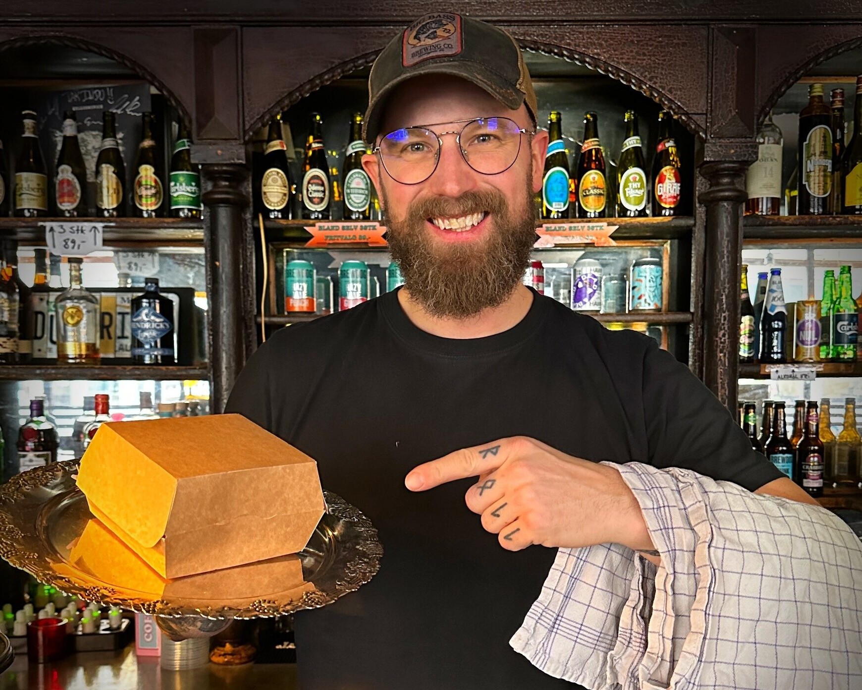 - Vi har allerede testet det af, og sådan en bacon-cheese går altså godt til en iskold pils fra hanen, fortæller Lars Prisfeldt fra Industrien. Foto: PR.