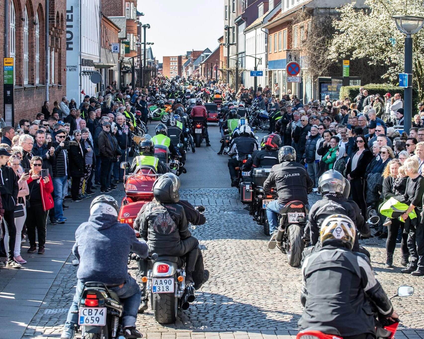 Skolegade er fyldt med mennesker og maskiner under det årlige motorcykeltræf i Esbjerg. Arkivfoto.