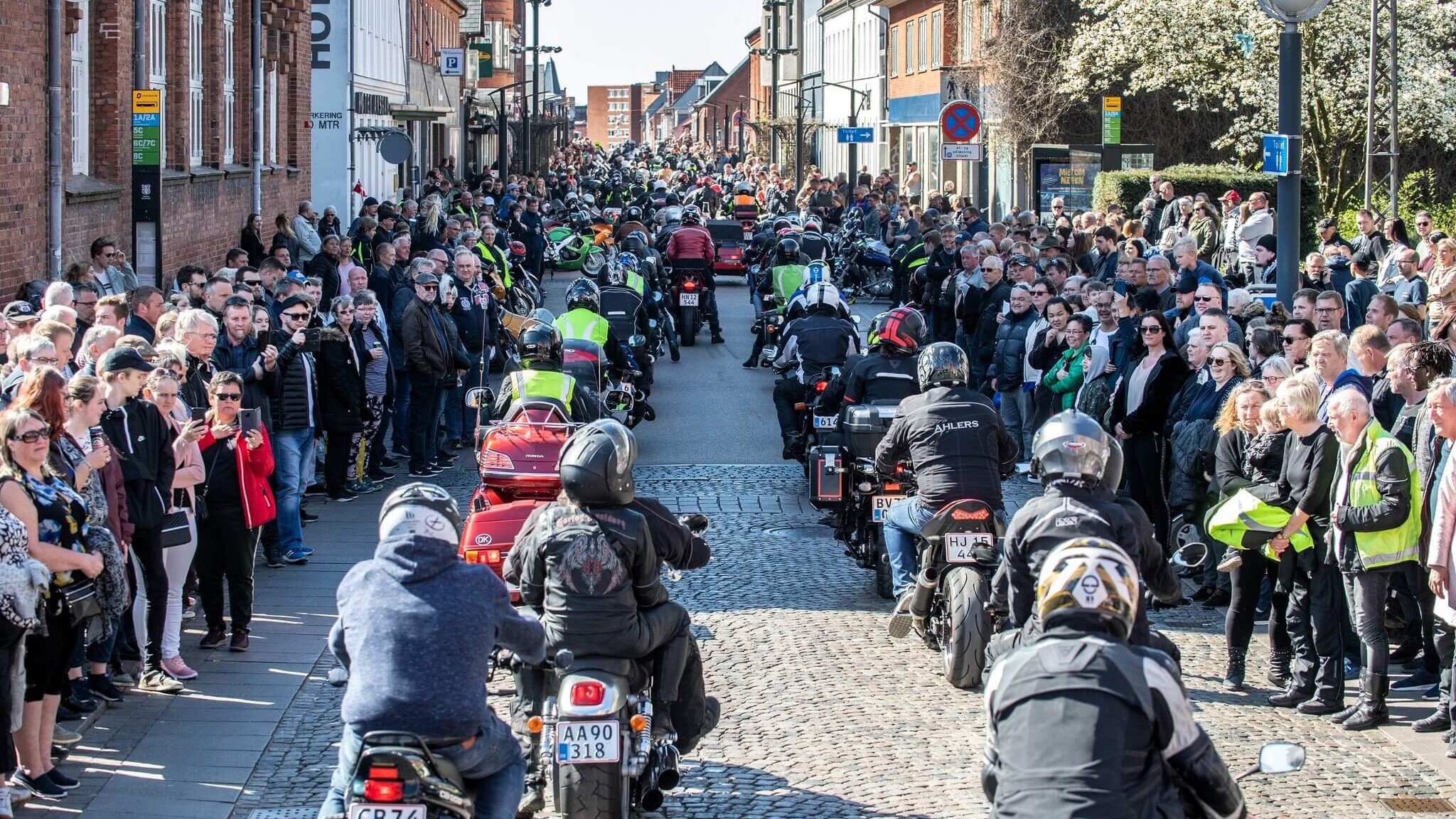 Skolegade er fyldt med mennesker og maskiner under det årlige motorcykeltræf i Esbjerg. Arkivfoto.