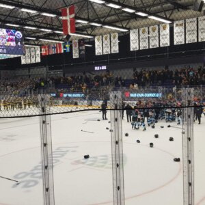Skuffede Esbjerg-spillere må se Sønderjyske løbe med guldet. Foto: Bilal Hussain.