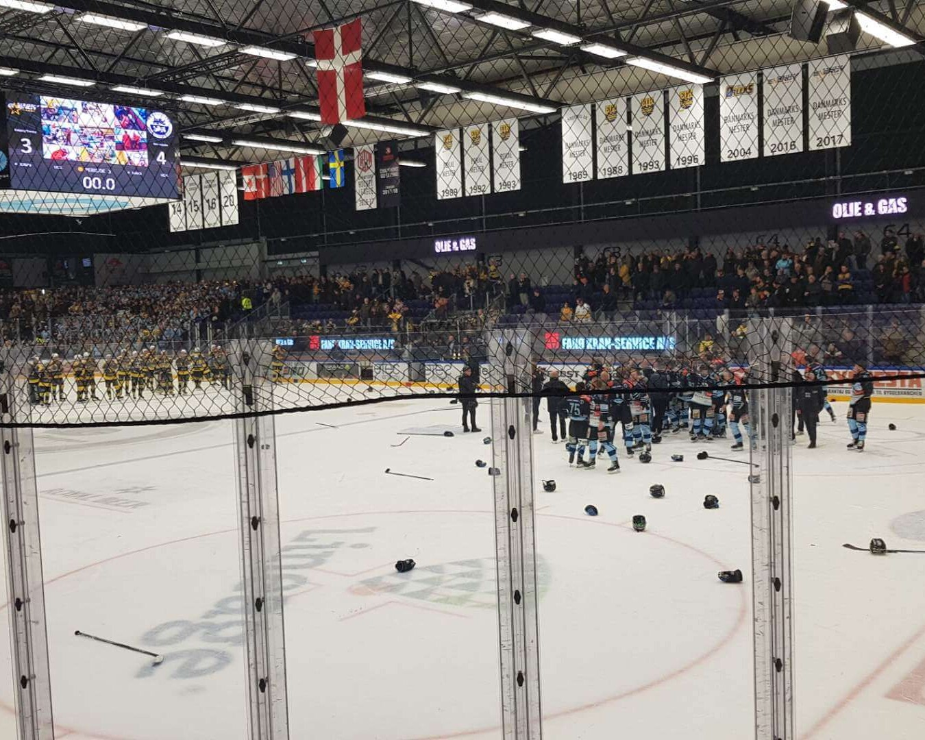 Skuffede Esbjerg-spillere må se Sønderjyske løbe med guldet. Foto: Bilal Hussain.