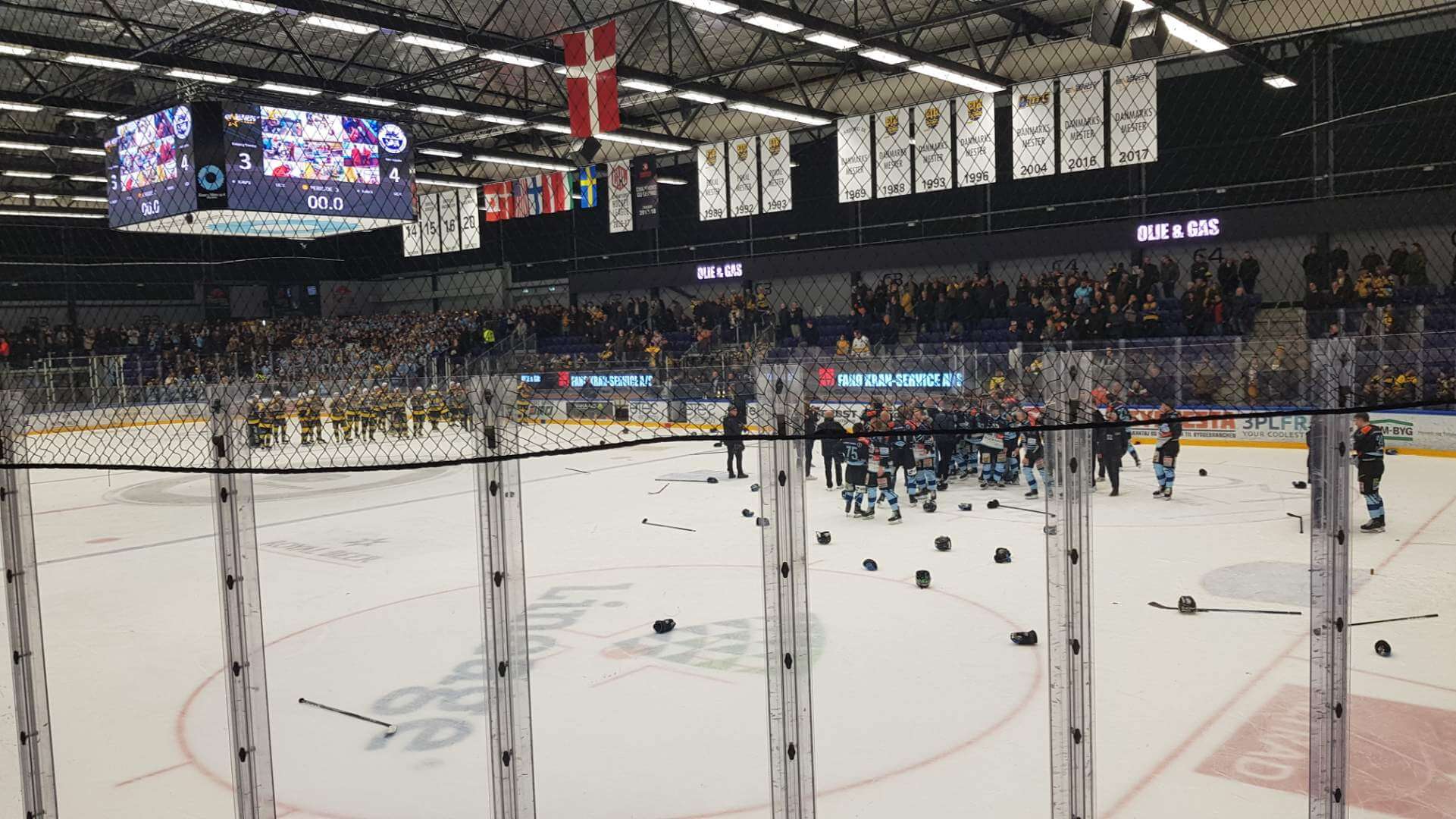 Skuffede Esbjerg-spillere må se Sønderjyske løbe med guldet. Foto: Bilal Hussain.