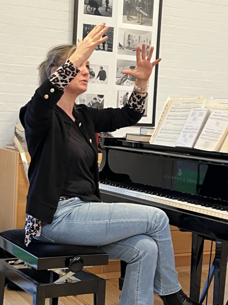 Kirstine Bonde lærer en flok krager at synge. Hun er så trist over, at den generation, som nu går i skole ikke får vores sangskat med i bagagen. - Jeg synes, morgensang skal være en fast del af rutinen på skolerne. Tænk, hvad man går glip af, hvis man ikke får den del af vores kultur med.