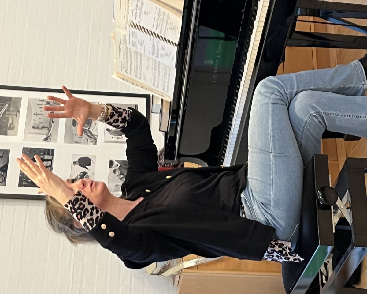 Kirstine Bonde lærer en flok krager at synge.