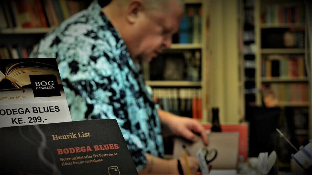 List signerer bøger under reception i Varmings Boghandel. Foto: Fjodor Pedersen.