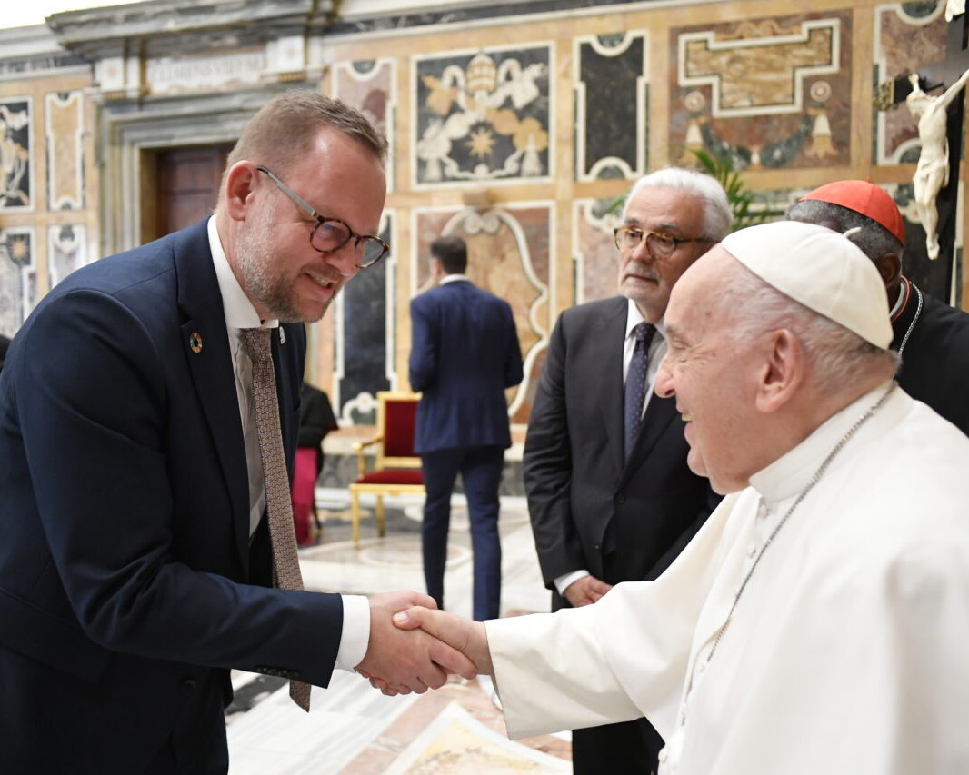 Esbjergs borgmester, Jesper Frost Rasmussen, der også er præsident for sammenslutningen af verdens energibyer, WECP, hilste personligt på Pave Frans i Vatikanet i Rom.