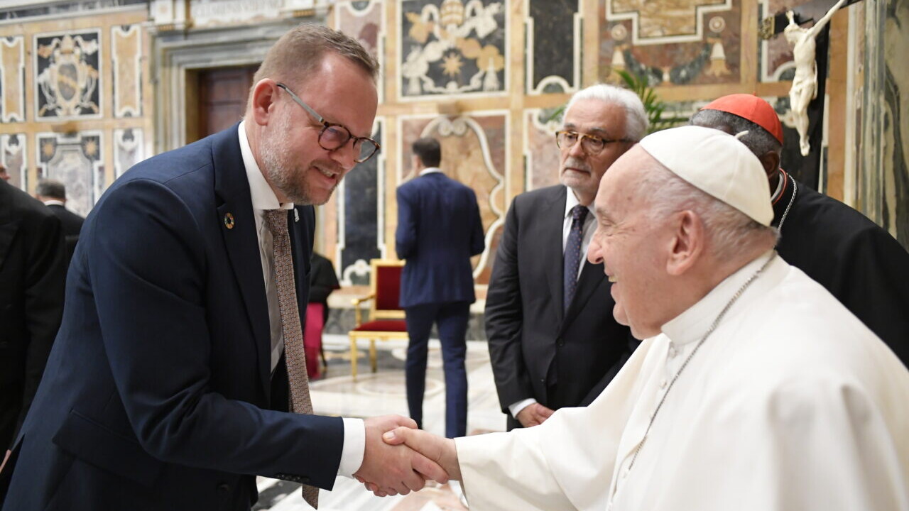 Esbjergs borgmester, Jesper Frost Rasmussen, der også er præsident for sammenslutningen af verdens energibyer, WECP, hilste personligt på Pave Frans i Vatikanet i Rom.
