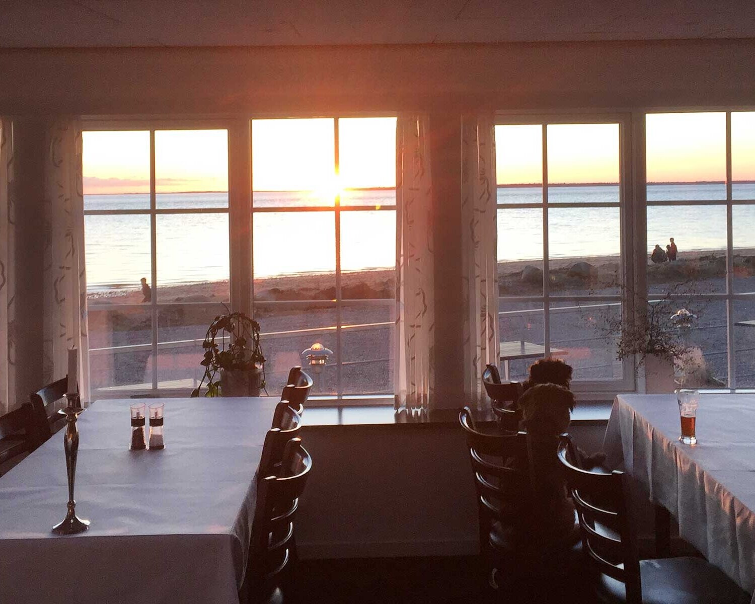 Restaurant Sjelborg Strand, kendt som Rødhætte, med kig til Ho Bugt og Langli.