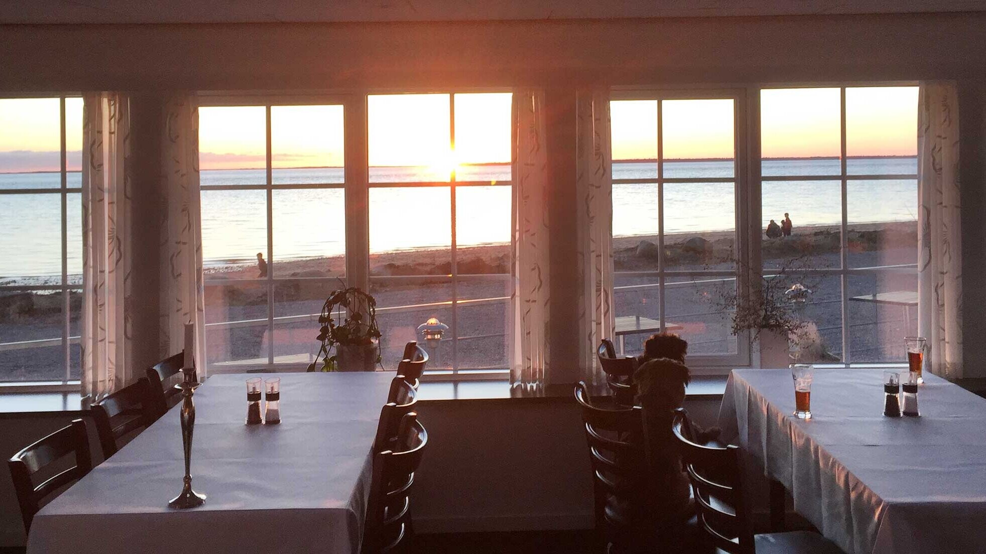 Restaurant Sjelborg Strand, kendt som Rødhætte, med kig til Ho Bugt og Langli.