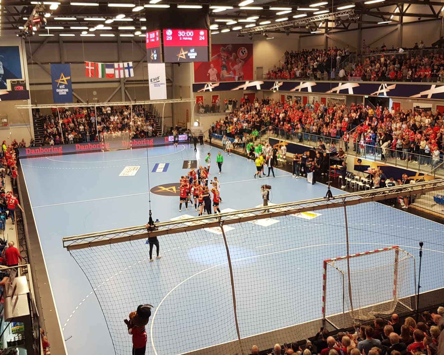 En fyldt Blue Water Dokken overværede kvartfinalen. Foto: Bilal Hussain.
