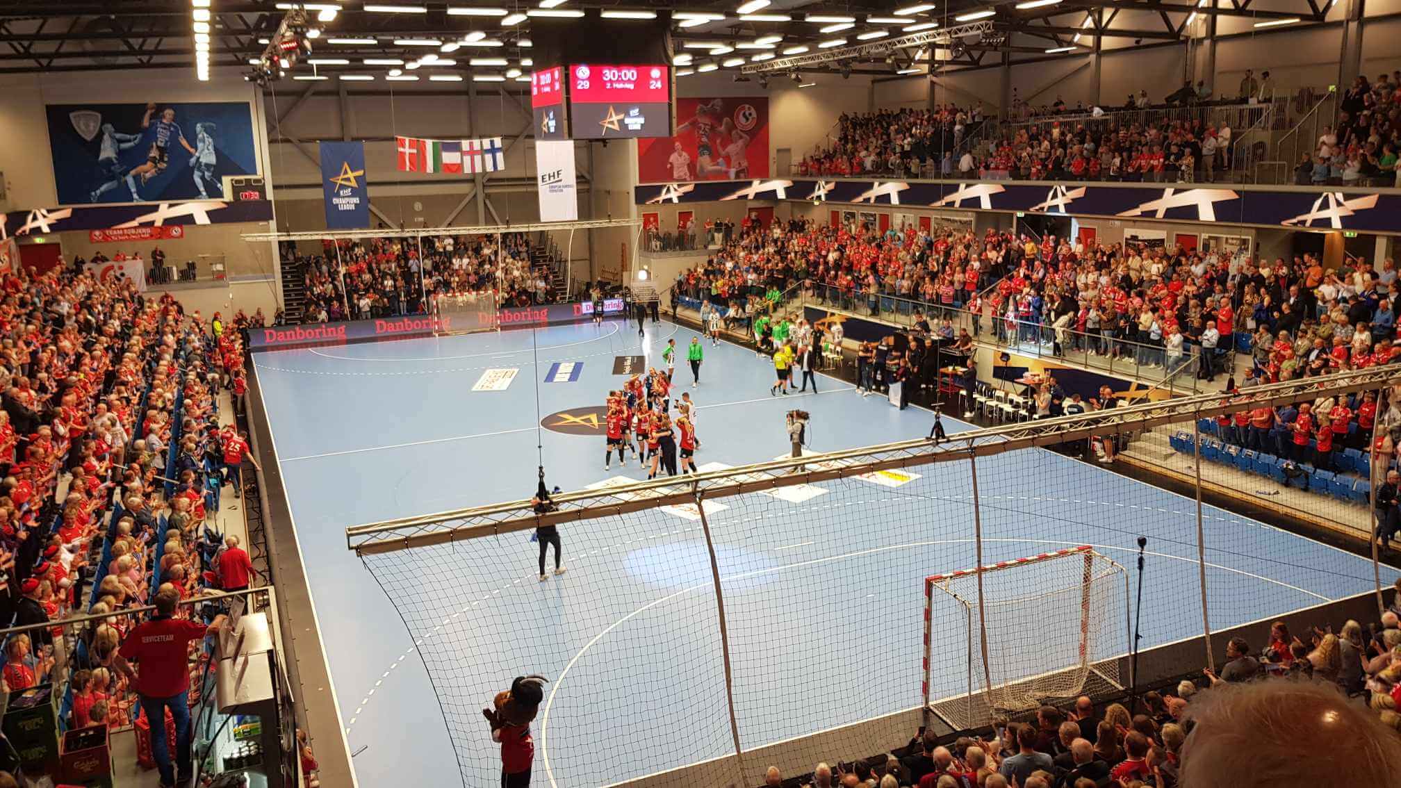 En fyldt Blue Water Dokken overværede kvartfinalen. Foto: Bilal Hussain.
