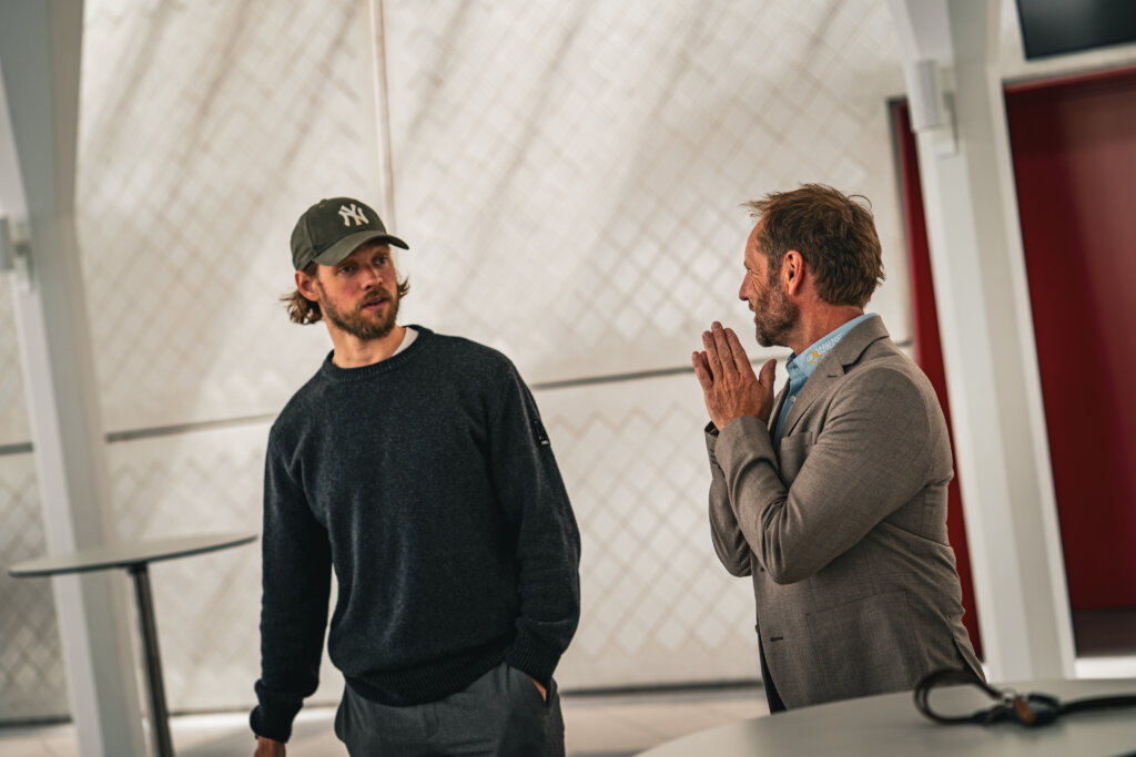 Philip Larsen og sponsorchef Per Hemme modtog donationen på Esbjerg Energys vegne. Foto: Fjodor Pedersen.