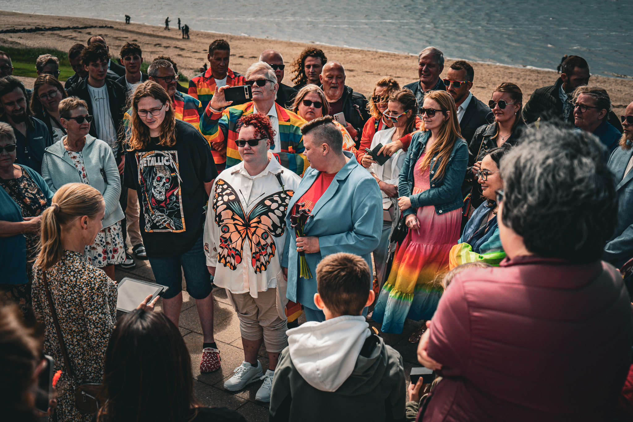 Regnbuebryllup ved De Fire Hvide Mænd. Foto: Fjodor Pedersen.