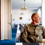 Flemming Bevensee i den store spisesal på Hotel Ansgar. Foto: Fjodor Pedersen.