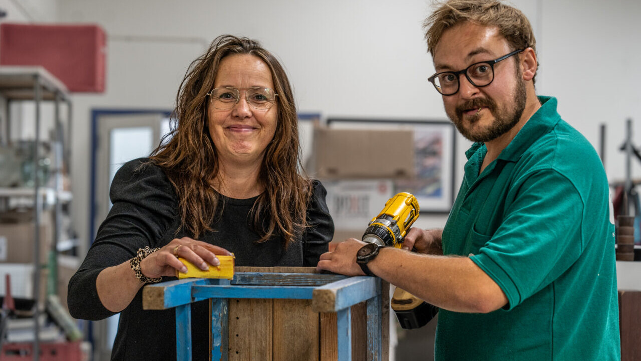 Carina Toft og Niklas Tønning er vant til at renovere møbler. Foto: Fjodor Pedersen.