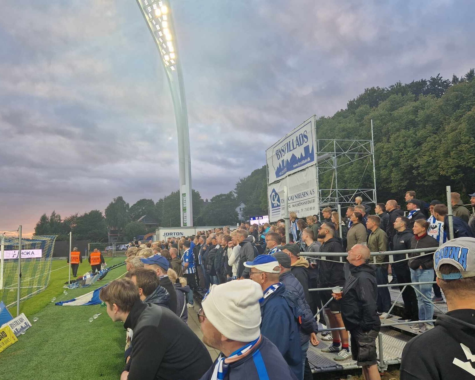 Der var god stemning på udebaneafsnittet i Kolding. Foto: Nordbastionen.