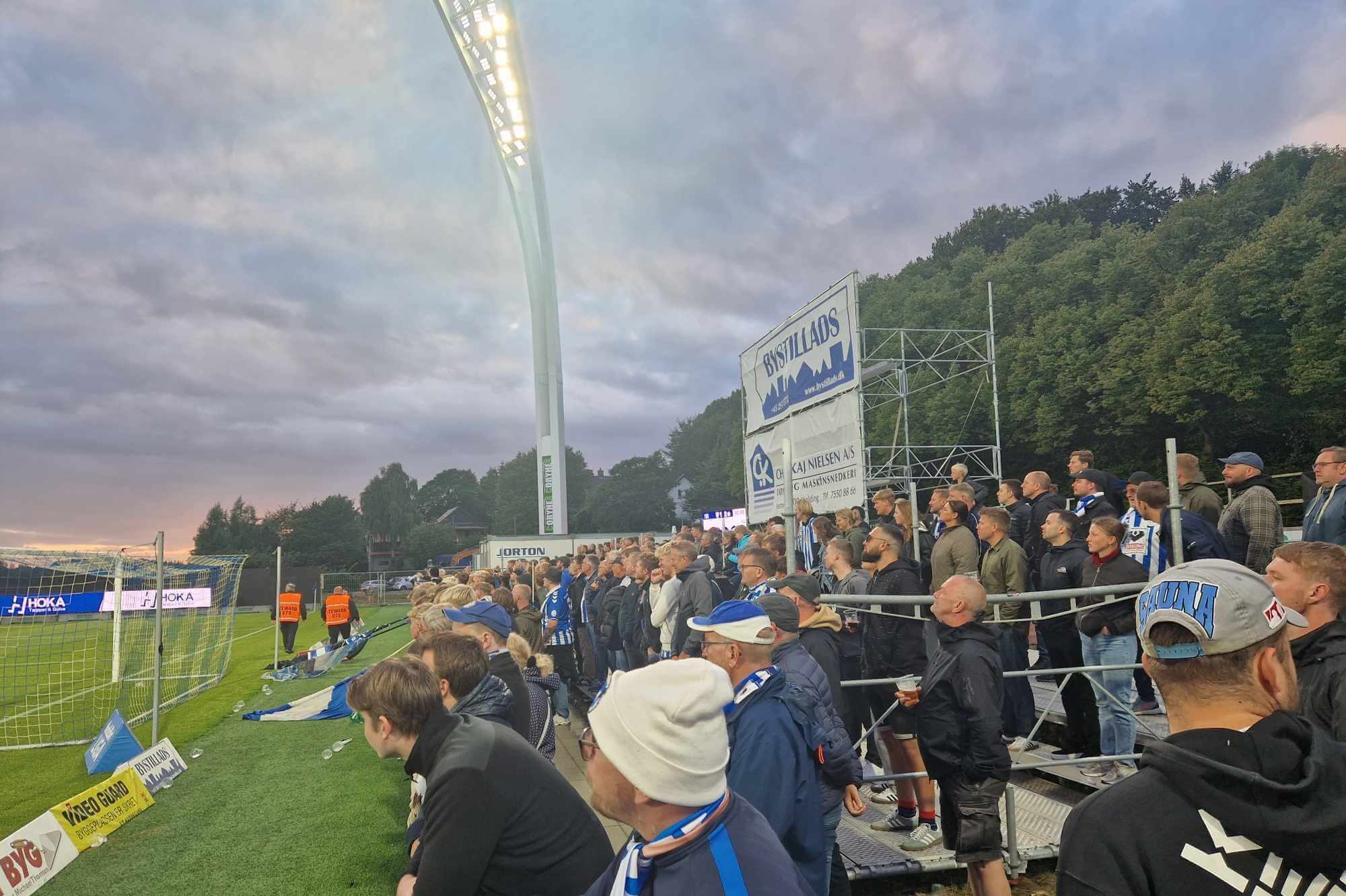 Der var god stemning på udebaneafsnittet i Kolding. Foto: Nordbastionen.