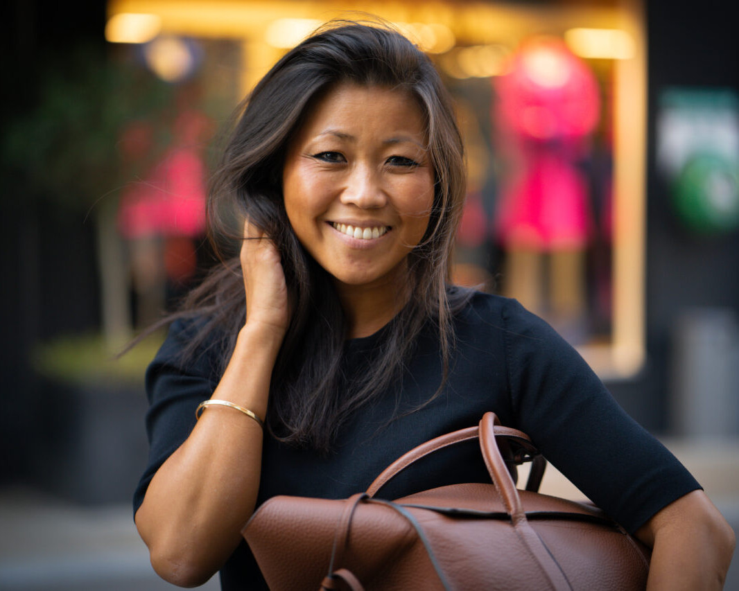 Anna Kristensen gør positur foran Club B i Kirkegade. Foto: Fjodor Pedersen.