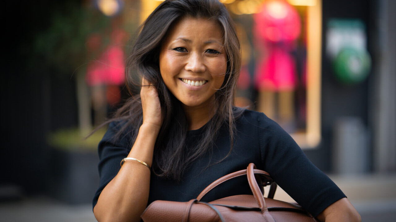 Anna Kristensen gør positur foran Club B i Kirkegade. Foto: Fjodor Pedersen.