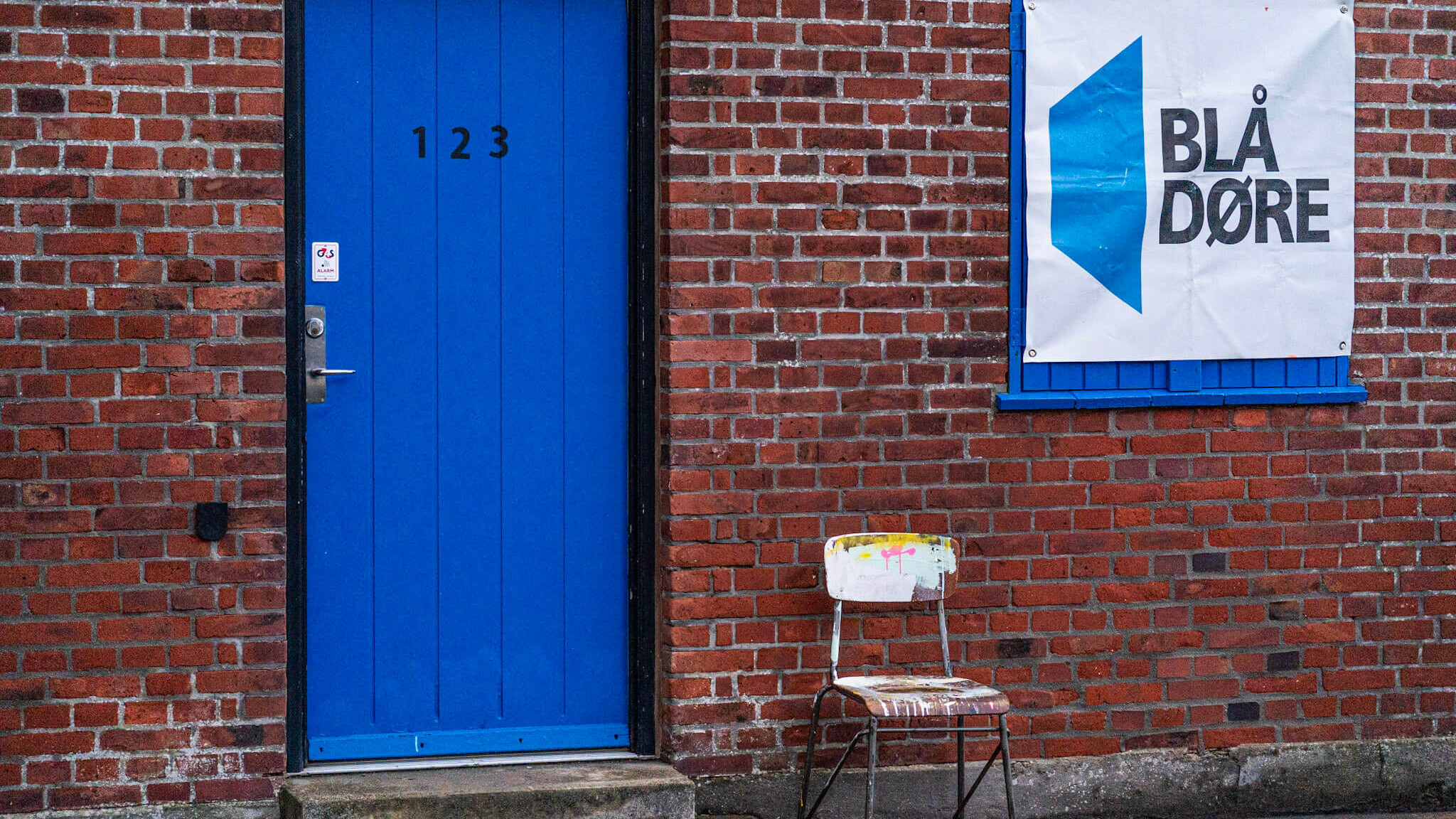 Blå Døre. Bogstaveligt talt. Her ved Alf P. i Vesterhavsgade. Foto: Fjodor Pedersen.