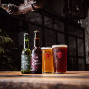 Esbjerg Pilsner og Esbjerg Klassiker - på flaske og fad. Foto: Philip Skovgaard, 10fingers.dk