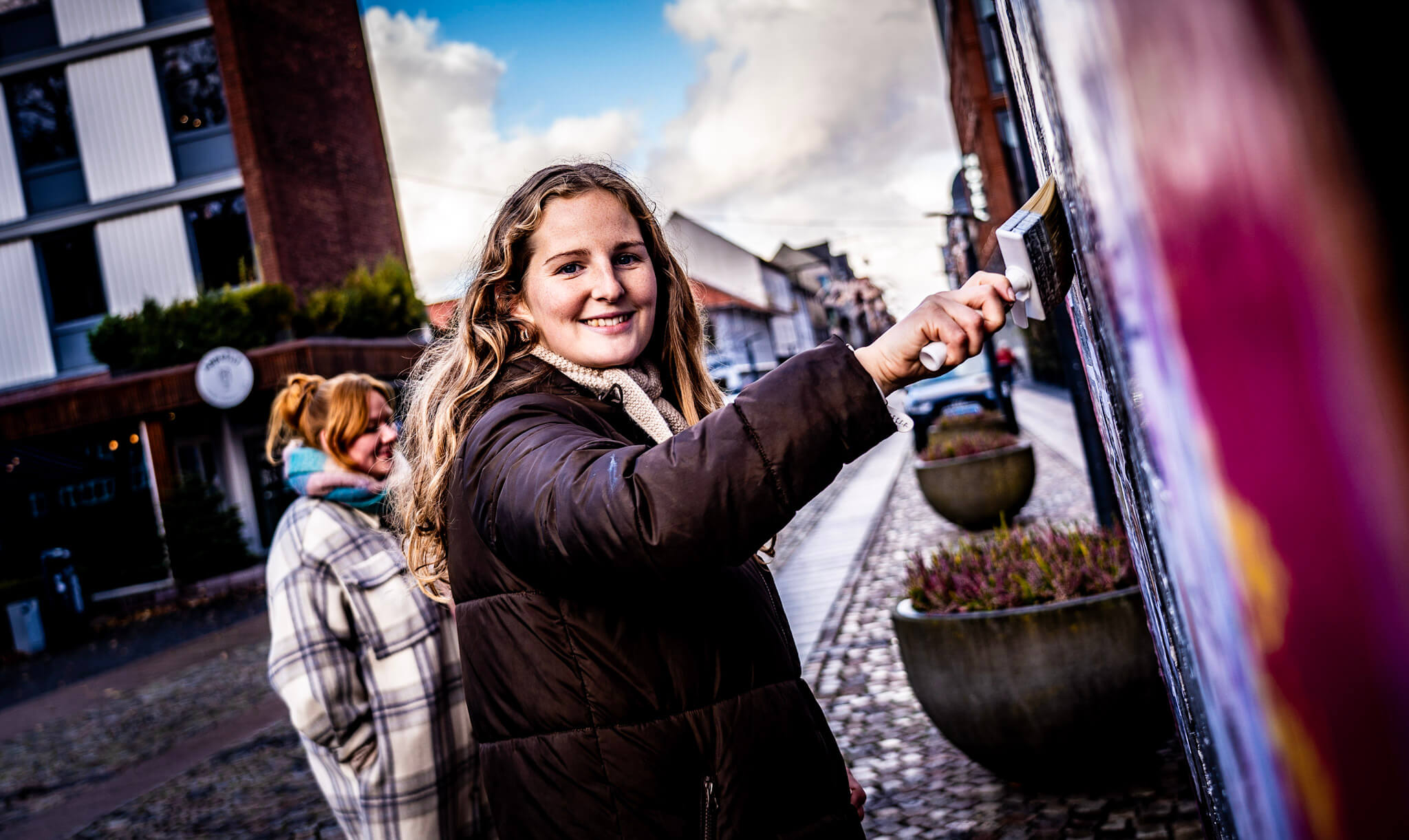 Malene Baagø havde selv fundet tapetklisteren frem. Foto: Fjodor Pedersen.