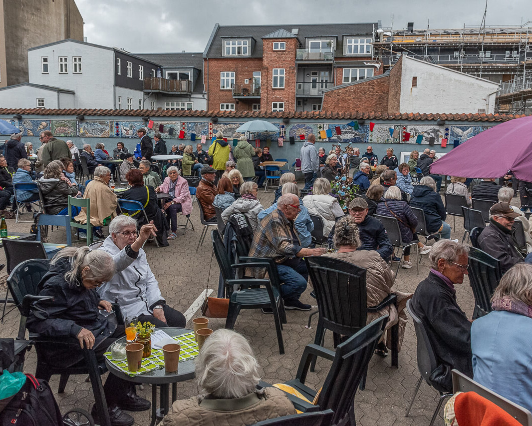 Omtrent 300 var med til seniordag i 2024. Arkivfoto: