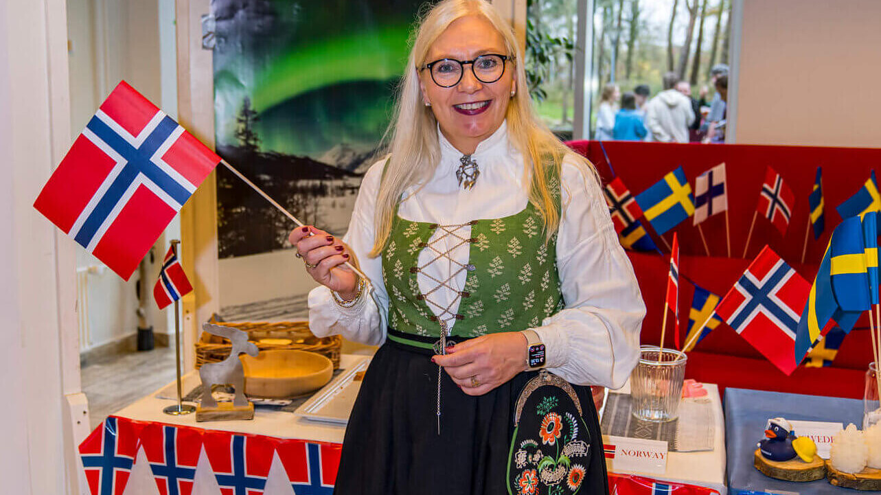Undervisere og elever fra 25 lande var med til International Day på EASV i 2024. Foto: Kim Thøisen.