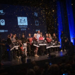 Alle prismodtagerne ved E.1 Awards på scenen til fælles hyldest og konfetti. Foto: Fjodor Pedersen.