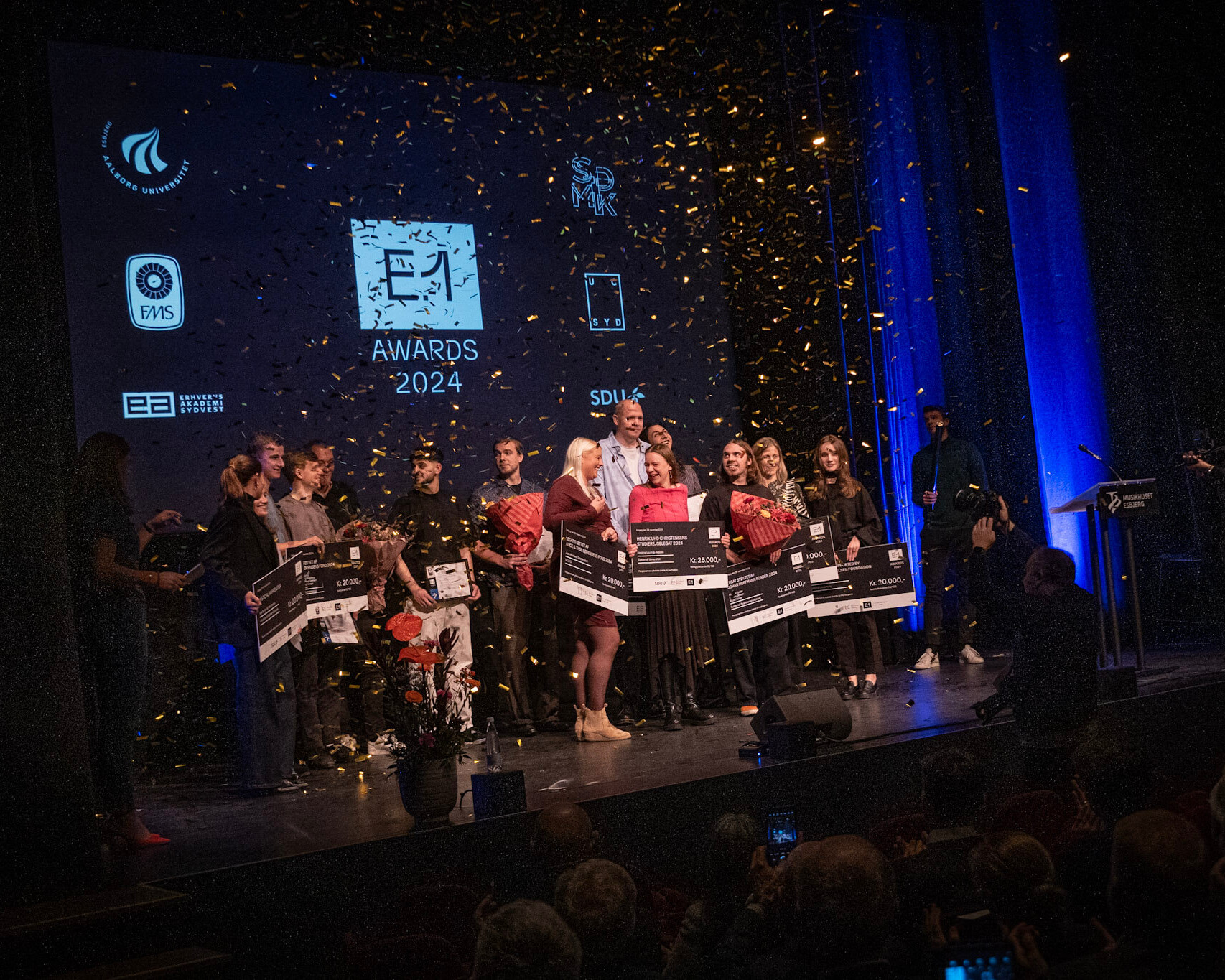 Alle prismodtagerne ved E.1 Awards på scenen til fælles hyldest og konfetti. Foto: Fjodor Pedersen.