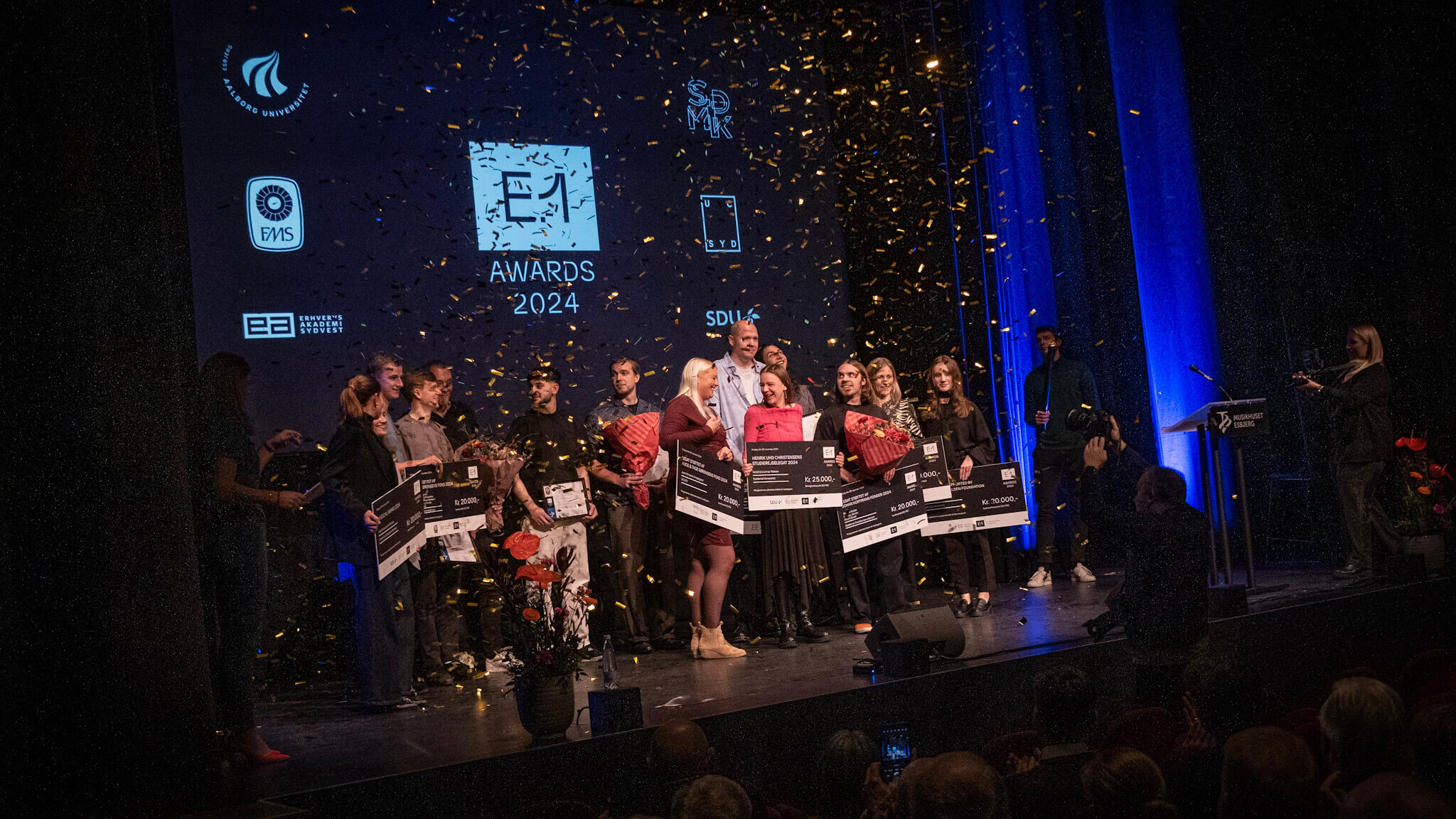 Alle prismodtagerne ved E.1 Awards på scenen til fælles hyldest og konfetti. Foto: Fjodor Pedersen.