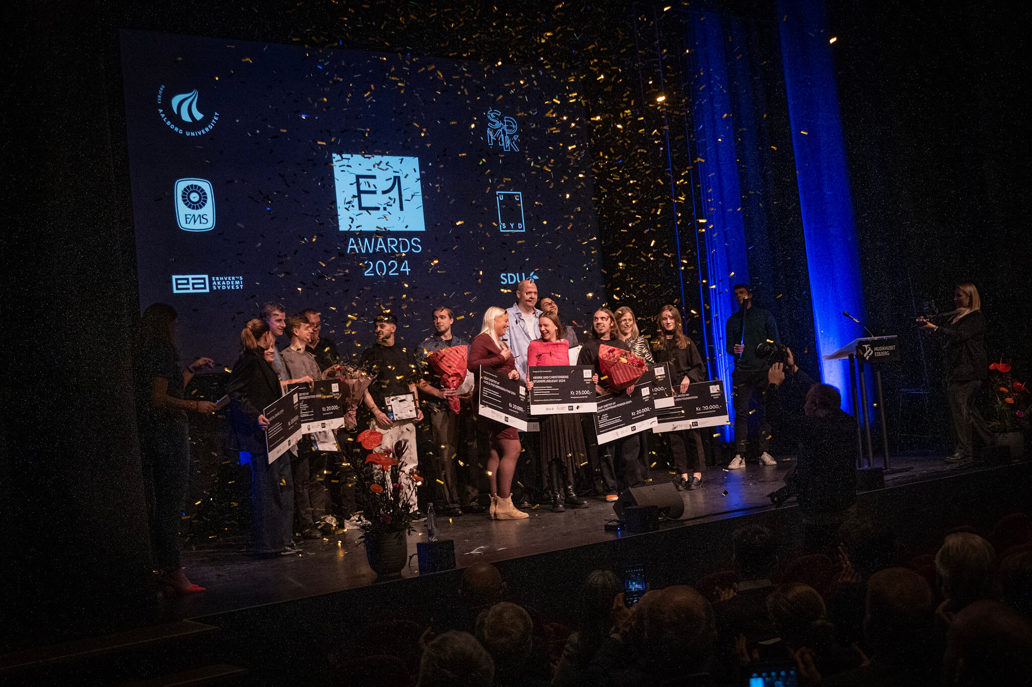 Alle prismodtagerne ved E.1 Awards på scenen til fælles hyldest og konfetti. Foto: Fjodor Pedersen.