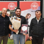 Osman Kiyak (i midten) modtog anerkendelsen som Årets Breddedommer af Jan Kirkensgaard, formand for DBU Jylland Dommerregion 4 (tv.) og regionsbestyrelsesmedlem Brian Christiansen. Foto: LLN Press.