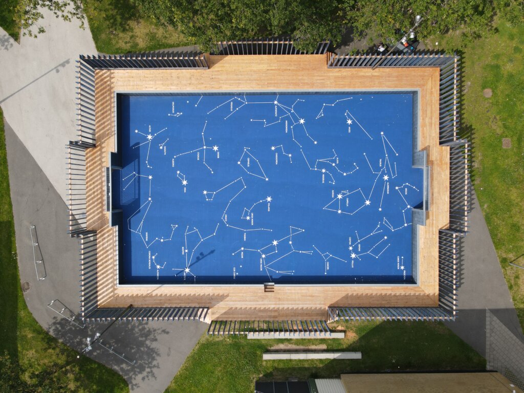 På Stengårdsvejs nye multibane Himmelrummet danner stjernehimlen grundlaget for sport og fællesskab. Foto: Noord.