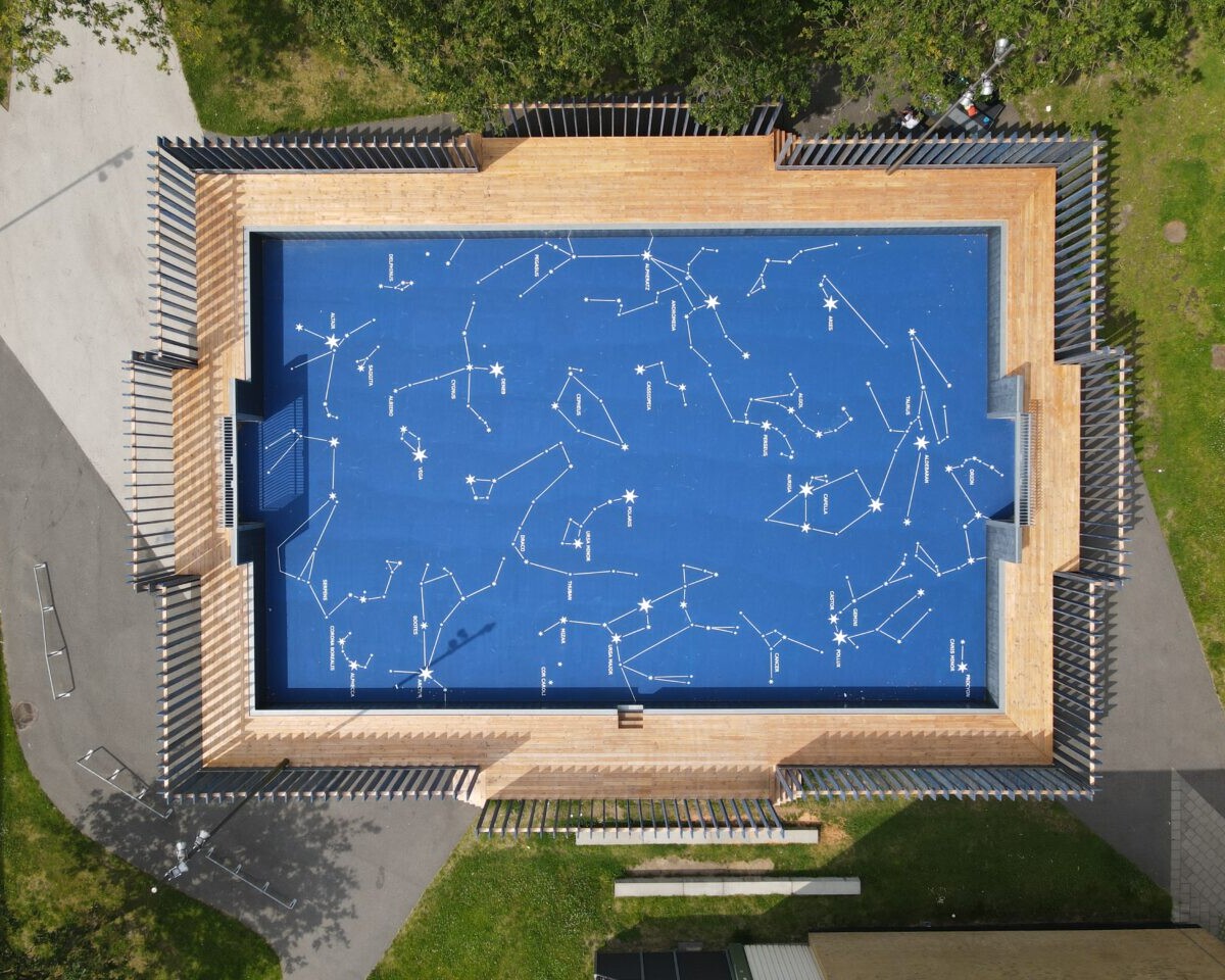 På Stengårdsvejs nye multibane Himmelrummet danner stjernehimlen grundlaget for sport og fællesskab. Foto: Noord.