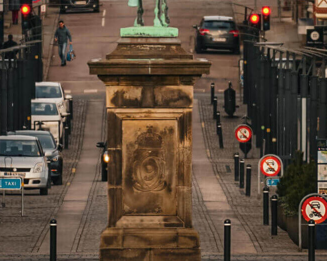 Torvegade set gennem en zoom, der giver en komprimerende effekt. Arkivfoto: Fjodor Pedersen.