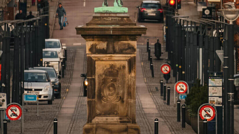 Torvegade set gennem en zoom, der giver en komprimerende effekt. Arkivfoto: Fjodor Pedersen.