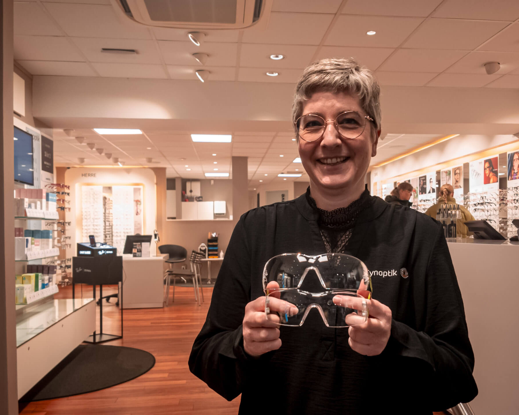 Salgsrådgiveren Lisbeth hos Synoptik i Kongensgade viser sikkerhedsbrillerne frem. Foto: Fjodor Pedersen.