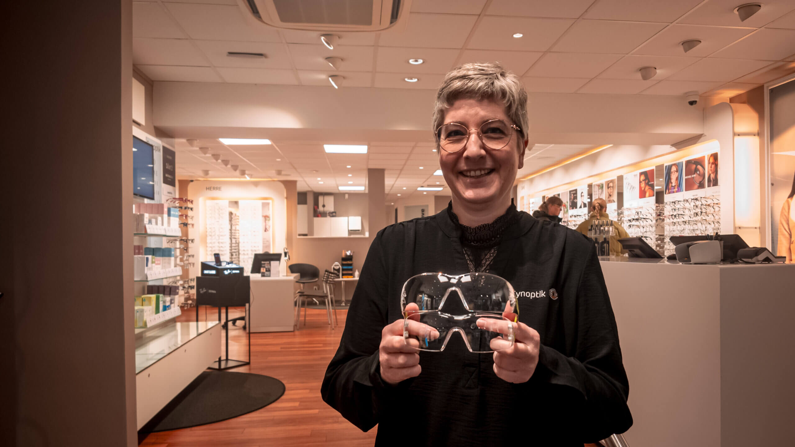 Salgsrådgiveren Lisbeth hos Synoptik i Kongensgade viser sikkerhedsbrillerne frem. Foto: Fjodor Pedersen.