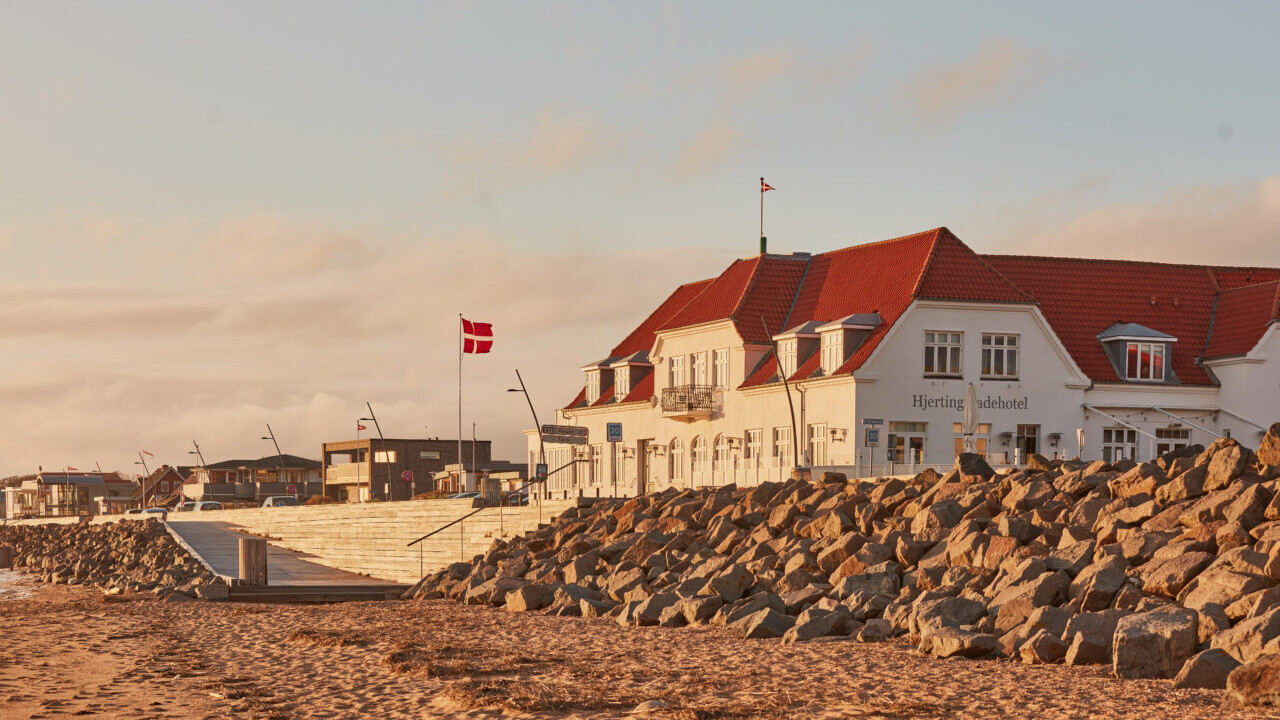 Hjerting Badehotel på Strandpromenaden.