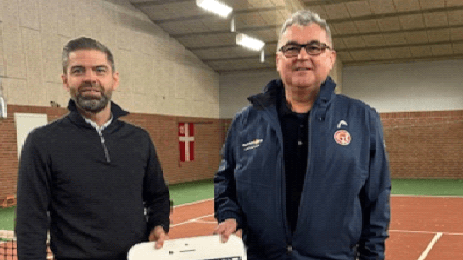 Esbjerg Tennis Klubs formand, Peter Skou (th) og Jeppe Gregersen fra Sydbank i Esbjerg. Pressefoto.