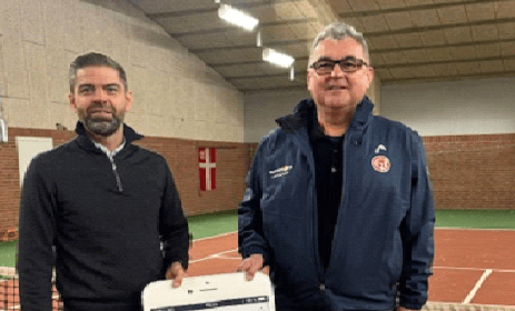 Esbjerg Tennis Klubs formand, Peter Skou (th) og Jeppe Gregersen fra Sydbank i Esbjerg. Pressefoto.