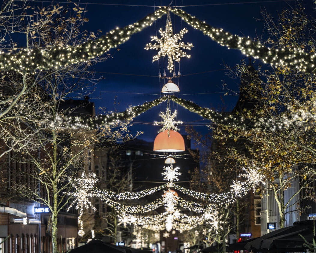 Lida og Oskar Nielsens Fond spreder juleglæde med gaver til alle beboere på Esbjerg Kommunes plejehjem. Foto: Esbjerg Kommune.