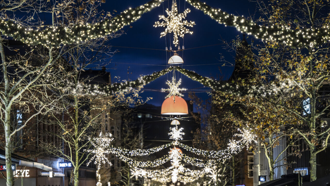 Lida og Oskar Nielsens Fond spreder juleglæde med gaver til alle beboere på Esbjerg Kommunes plejehjem. Foto: Esbjerg Kommune.